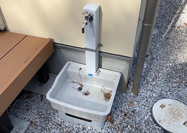 【外水栓】外水栓は、庭の水やりや洗車など、様々な用途に使える便利な設備です。ホースがしっかりと接続できるもの、水圧が安定しているものなど、使い勝手の良いものを選びましょう。また、凍結防止機能が付いているものなら、冬場でも安心して使用できます。