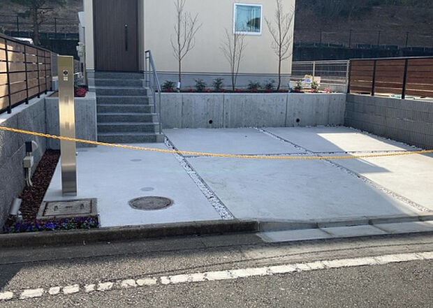 【駐車場】駐車場と明記されていても、最小スペースでつくられた駐車場だと大型車は駐車できなかったり、出入りしにくくなったりする可能性があります。お車のサイズと購入したい物件の駐車場のサイズを現地で確認しましょう。