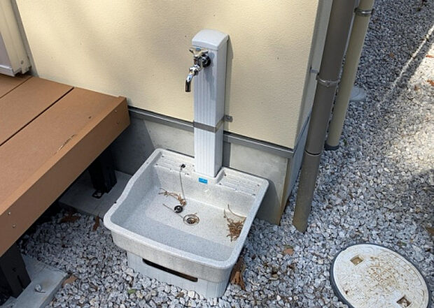 【その他設備】敷地内には、散水栓や立水栓があります。水道水を直接利用できるため、水を運ぶ手間を省くことが出来ます。大量の水を必要とする洗車作業や清掃などに役立ちます。その他設備とあわせて、現地でご確認ください。