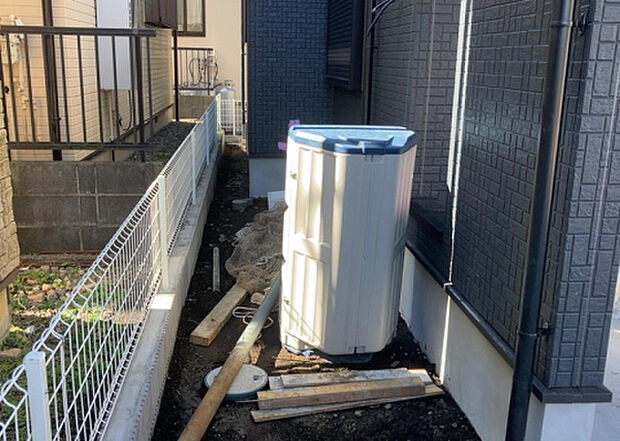 【庭】庭があることでガーデニングや家庭菜園はもちろん、こどもの遊び場やペットを放して遊ぶことができます。また、家の周囲に余裕があるということです。隣地との間があれば、十分な日当たりと、風通しが確保できます。