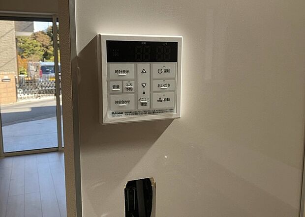 【給湯器リモコン】給湯器リモコンは、お風呂の温度設定やタイマー設定など、お風呂を快適に楽しむために欠かせないものです。液晶画面が大きく見やすいもの、操作ボタンが分かりやすいものなど、使いやすさが重要です。また、エコ機能が付いているものなら、光熱費の節約にもつながります。