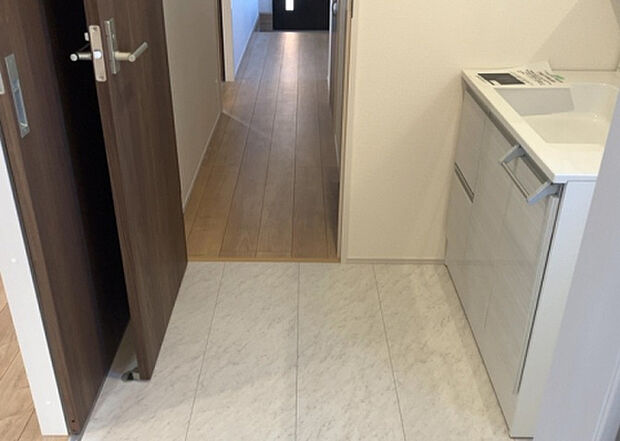 【脱衣場】多くの戸建て住宅で見かける洗面脱衣所は、洗面台と洗濯機が2畳ほどのスペースに並べられていて、洗面所が脱衣所を兼ね備えている間取りが一般的です。お客様が利用することもある、パブリックな空間でもあります。