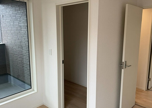 【ウォークインクローゼット】ウォークインクローゼットがあれば、クローゼット内でコーディネートが完成できますし、季節の変わり目に行う衣替えの手間も省けます。また、スーツケースなど大きいものもしまうことができ使い勝手がよいです。