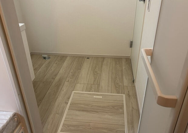 【脱衣場】多くの戸建て住宅で見かける洗面脱衣所は、洗面台と洗濯機が2畳ほどのスペースに並べられていて、洗面所が脱衣所を兼ね備えている間取りが一般的です。お客様が利用することもある、パブリックな空間でもあります。