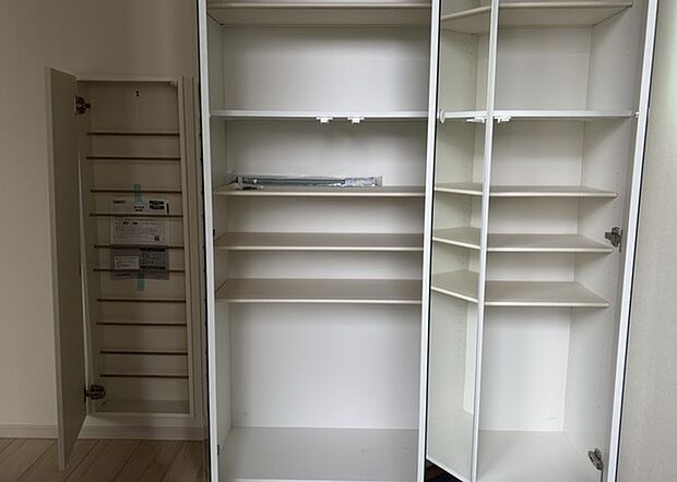 【玄関収納】玄関収納は、靴や傘、コートなどをスッキリと収納できるだけでなく、来客時に見せる顔となるため、家の顔とも言えます。収納量だけでなく、デザイン性も重視したいところです。ミラー付きの収納であれば、外出前の身だしなみチェックにも便利です。