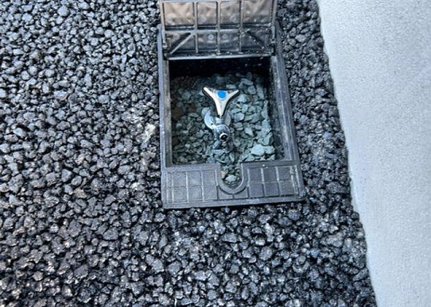 【その他設備】敷地内には、散水栓や立水栓があります。水道水を直接利用できるため、水を運ぶ手間を省くことが出来ます。大量の水を必要とする洗車作業や清掃などに役立ちます。その他設備とあわせて、現地でご確認ください。