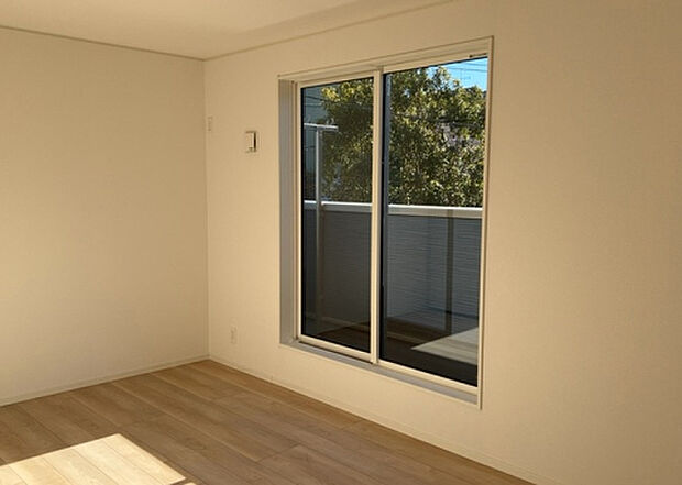 【洋室】洋室のメリットは重い家具が置きやすく、身の回りが整理しやすいことです。 床がフローリングのため畳とは異なり凹みにくいです。 クローゼットなど収納が豊富で、普段使わない旅行カバンや服の整頓も簡単にです。