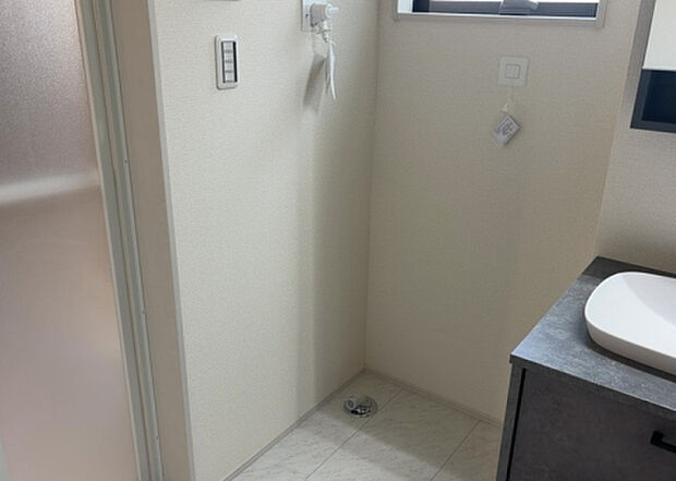 【ランドリースペース】ランドリースペースも気になります。洗濯機置場があり「洗う、干す、取り込む、アイロンがけ、たたむ」など、洗濯に関する家事をするための空間です。広さや収納など付帯設備も含めて、詳細は現地でご確認ください。