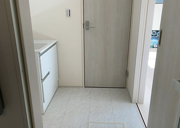 【脱衣場】多くの戸建て住宅で見かける洗面脱衣所は、洗面台と洗濯機が2畳ほどのスペースに並べられていて、洗面所が脱衣所を兼ね備えている間取りが一般的です。お客様が利用することもある、パブリックな空間でもあります。