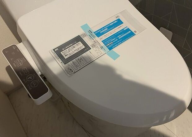 【ウォシュレット（リモコン）】ウォシュレットは、衛生面だけでなく、快適性も向上させる便利な設備です。洗浄機能の種類や水温調節機能など、様々な機能が付いたものが多くあります。リモコンも、操作が簡単で、使いやすいものを選びましょう。