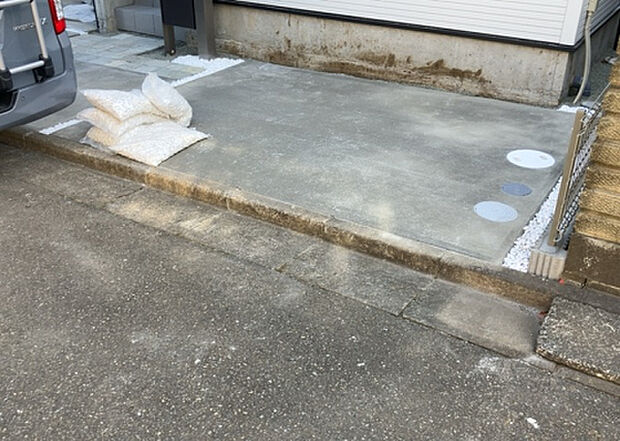 【前面道路含む現地写真_2】お持ちの車種によっては前面道路が広い方が便利でしょう。しかし、前面道路が広ければその分交通量が多くなるため、騒音などが気になる場合があります。実際に現地を見学し、周辺交通量や騒音などを確認しましょう！