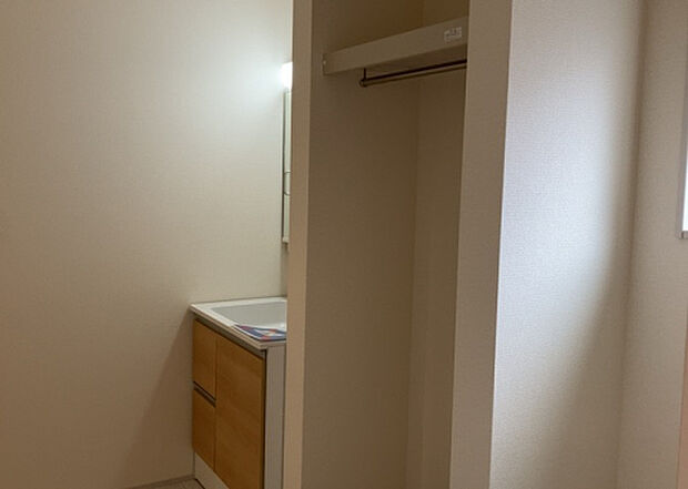 【脱衣場】多くの戸建て住宅で見かける洗面脱衣所は、洗面台と洗濯機が2畳ほどのスペースに並べられていて、洗面所が脱衣所を兼ね備えている間取りが一般的です。お客様が利用することもある、パブリックな空間でもあります。