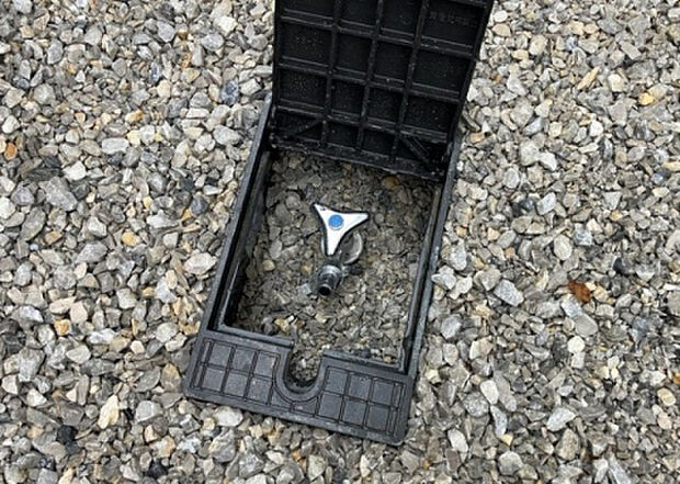 【その他設備】敷地内には、散水栓や立水栓があります。水道水を直接利用できるため、水を運ぶ手間を省くことが出来ます。大量の水を必要とする洗車作業や清掃などに役立ちます。その他設備とあわせて、現地でご確認ください。