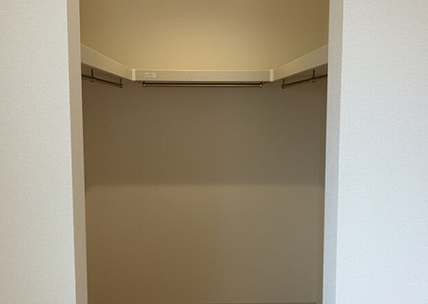 【ウォークインクローゼット】ウォークインクローゼットがあれば、クローゼット内でコーディネートが完成できますし、季節の変わり目に行う衣替えの手間も省けます。また、スーツケースなど大きいものもしまうことができ使い勝手がよいです。