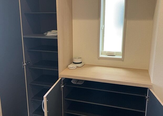 【玄関収納】玄関収納は、靴や傘、コートなどをスッキリと収納できるだけでなく、来客時に見せる顔となるため、家の顔とも言えます。収納量だけでなく、デザイン性も重視したいところです。ミラー付きの収納であれば、外出前の身だしなみチェックにも便利です。