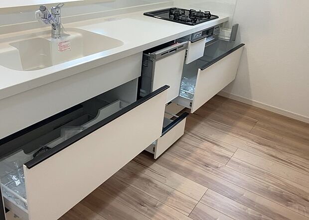 【キッチン床下収納】キッチン床下収納は、調理器具や食器などをスッキリと収納できる便利なスペースです。収納量が多いもの、引き出しがスムーズに開閉するものなど、使い勝手の良いものを選ぶことが大切です。また、湿気がこもりやすい場所なので、通気性の良いものを選ぶこともおすすめです。