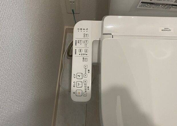 【ウォシュレット（リモコン）】ウォシュレットは、衛生面だけでなく、快適性も向上させる便利な設備です。洗浄機能の種類や水温調節機能など、様々な機能が付いたものが多くあります。リモコンも、操作が簡単で、使いやすいものを選びましょう。