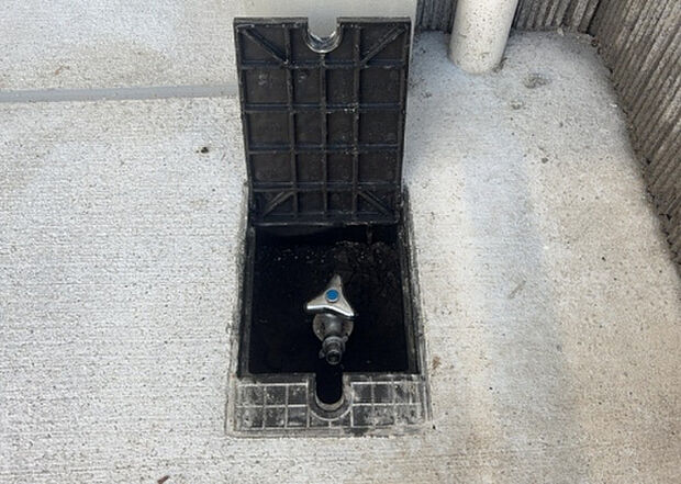 【その他設備】敷地内には、散水栓や立水栓があります。水道水を直接利用できるため、水を運ぶ手間を省くことが出来ます。大量の水を必要とする洗車作業や清掃などに役立ちます。その他設備とあわせて、現地でご確認ください。