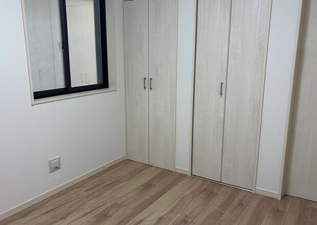 【洋室】洋室のメリットは重い家具が置きやすく、身の回りが整理しやすいことです。 床がフローリングのため畳とは異なり凹みにくいです。 クローゼットなど収納が豊富で、普段使わない旅行カバンや服の整頓も簡単にです。