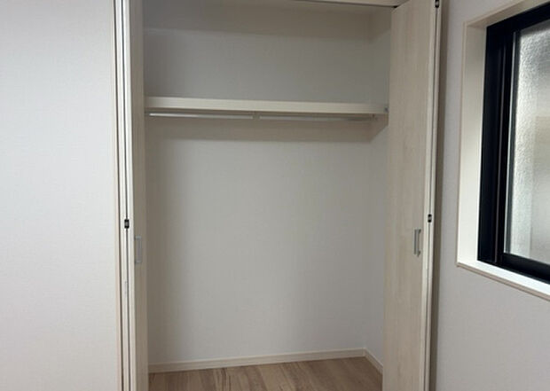 【ウォークインクローゼット】ウォークインクローゼットがあれば、クローゼット内でコーディネートが完成できますし、季節の変わり目に行う衣替えの手間も省けます。また、スーツケースなど大きいものもしまうことができ使い勝手がよいです。