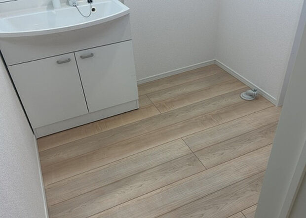 【脱衣場】多くの戸建て住宅で見かける洗面脱衣所は、洗面台と洗濯機が2畳ほどのスペースに並べられていて、洗面所が脱衣所を兼ね備えている間取りが一般的です。お客様が利用することもある、パブリックな空間でもあります。