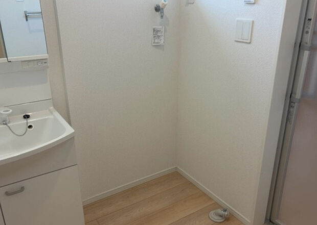 【ランドリースペース】ランドリースペースも気になります。洗濯機置場があり「洗う、干す、取り込む、アイロンがけ、たたむ」など、洗濯に関する家事をするための空間です。広さや収納など付帯設備も含めて、詳細は現地でご確認ください。