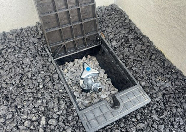 【その他設備】敷地内には、散水栓や立水栓があります。水道水を直接利用できるため、水を運ぶ手間を省くことが出来ます。大量の水を必要とする洗車作業や清掃などに役立ちます。その他設備とあわせて、現地でご確認ください。