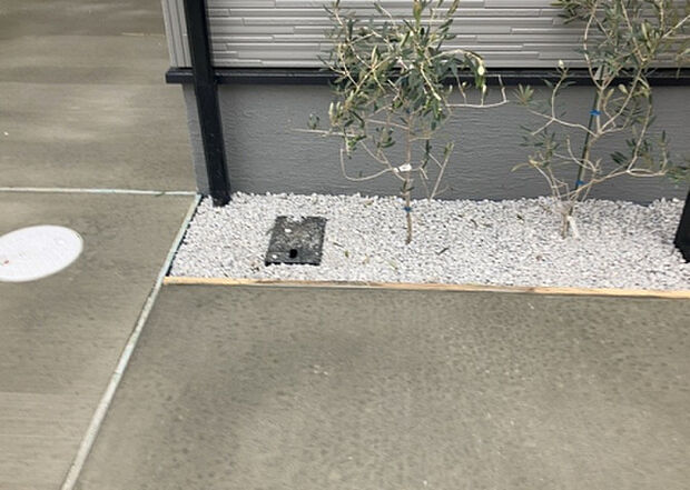 【その他設備】敷地内には、散水栓や立水栓があります。水道水を直接利用できるため、水を運ぶ手間を省くことが出来ます。大量の水を必要とする洗車作業や清掃などに役立ちます。その他設備とあわせて、現地でご確認ください。