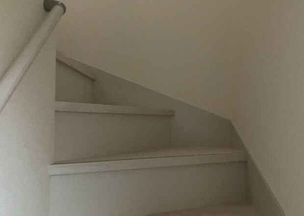 【内装】建物の上下階の通路である階段は、その位置によって動線や室内の印象が大きく左右されます。手摺にも重要な役割があり、転倒の防止・歩行や動作を円滑にして日常生活を支えることを主な目的として設置されています。