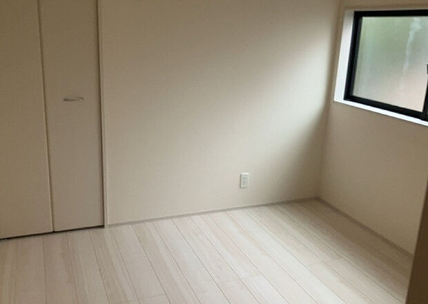 【ウォークインクローゼット】ウォークインクローゼットがあれば、クローゼット内でコーディネートが完成できますし、季節の変わり目に行う衣替えの手間も省けます。また、スーツケースなど大きいものもしまうことができ使い勝手がよいです。