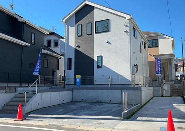 【前面道路含む現地写真_2】お持ちの車種によっては前面道路が広い方が便利でしょう。しかし、前面道路が広ければその分交通量が多くなるため、騒音などが気になる場合があります。実際に現地を見学し、周辺交通量や騒音などを確認しましょう！