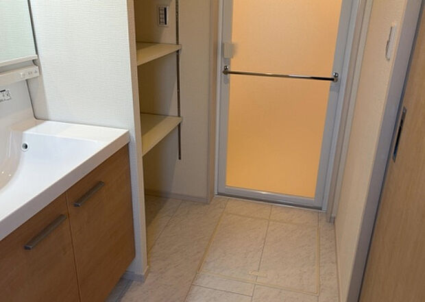 【脱衣場】多くの戸建て住宅で見かける洗面脱衣所は、洗面台と洗濯機が2畳ほどのスペースに並べられていて、洗面所が脱衣所を兼ね備えている間取りが一般的です。お客様が利用することもある、パブリックな空間でもあります。