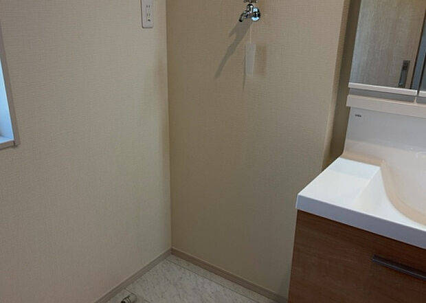 【ランドリースペース】ランドリースペースも気になります。洗濯機置場があり「洗う、干す、取り込む、アイロンがけ、たたむ」など、洗濯に関する家事をするための空間です。広さや収納など付帯設備も含めて、詳細は現地でご確認ください。