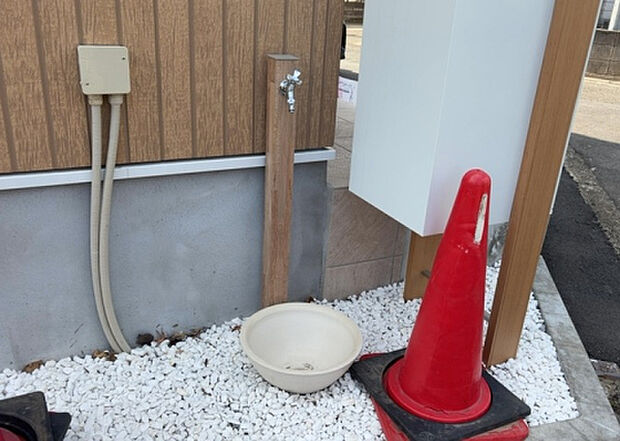 【その他設備】敷地内には、散水栓や立水栓があります。水道水を直接利用できるため、水を運ぶ手間を省くことが出来ます。大量の水を必要とする洗車作業や清掃などに役立ちます。その他設備とあわせて、現地でご確認ください。