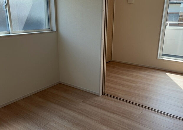 【洋室】洋室のメリットは重い家具が置きやすく、身の回りが整理しやすいことです。 床がフローリングのため畳とは異なり凹みにくいです。 クローゼットなど収納が豊富で、普段使わない旅行カバンや服の整頓も簡単にです。