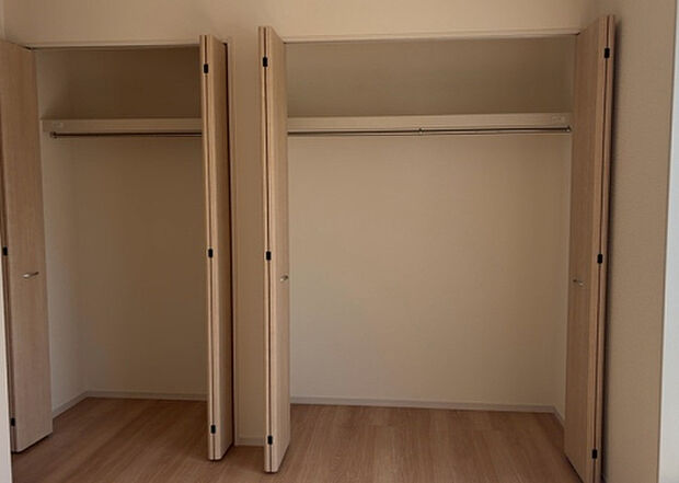 【ウォークインクローゼット】ウォークインクローゼットがあれば、クローゼット内でコーディネートが完成できますし、季節の変わり目に行う衣替えの手間も省けます。また、スーツケースなど大きいものもしまうことができ使い勝手がよいです。