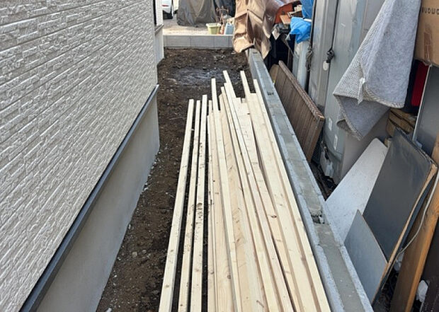 【庭】庭があることでガーデニングや家庭菜園はもちろん、こどもの遊び場やペットを放して遊ぶことができます。また、家の周囲に余裕があるということです。隣地との間があれば、十分な日当たりと、風通しが確保できます。