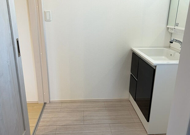 【脱衣場】多くの戸建て住宅で見かける洗面脱衣所は、洗面台と洗濯機が2畳ほどのスペースに並べられていて、洗面所が脱衣所を兼ね備えている間取りが一般的です。お客様が利用することもある、パブリックな空間でもあります。