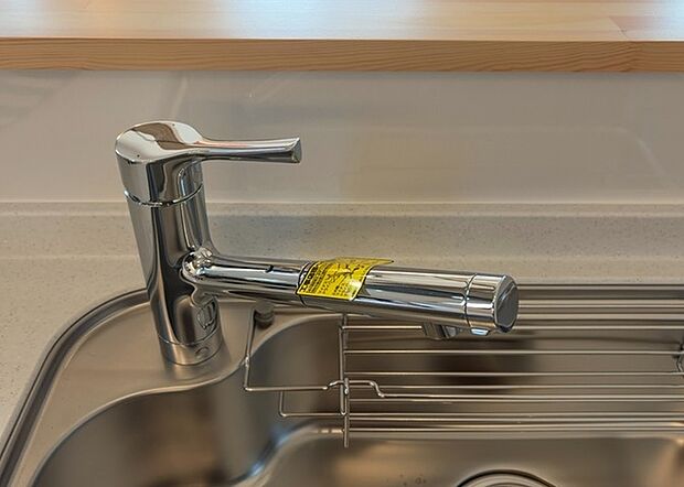 【キッチン水栓】キッチン水栓は、毎日必ず使うものだからこそ、使いやすさが重要です。シャワーヘッドの切り替えがスムーズか、吐水量が調節できるか、水しぶきが飛び散りにくい構造か、浄水機能が付いているかなど、日々の家事を快適にするための機能が数多くあります。また、デザインも多種多様なので、キッチン全体の雰囲気に合わせたものを選ぶことができます。