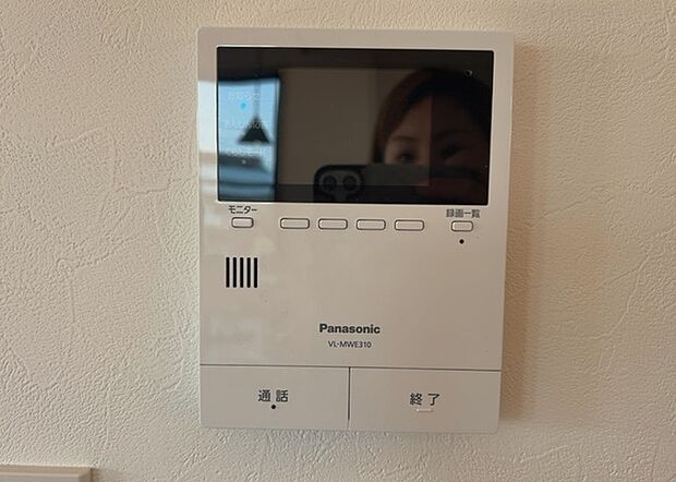 【ＴＶモニター付きインターホン】TVモニター付きインターホンは、来訪者の顔を確認できるだけでなく、音声でやり取りすることもできるため、セキュリティ面で安心できる設備です。モニター画面が大きく見やすいもの、夜間でも来訪者をしっかりと確認できるものなど、機能性を重視したいところです。