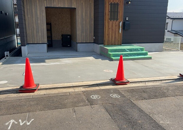 【駐車場】駐車場と明記されていても、最小スペースでつくられた駐車場だと大型車は駐車できなかったり、出入りしにくくなったりする可能性があります。お車のサイズと購入したい物件の駐車場のサイズを現地で確認しましょう。