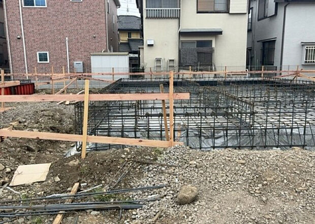 【構造・工法・仕様_2】ベタ基礎とは、柱の位置に関係なく全体に基礎がある事を指し、面積が大きい分建物の重さを全体に分散できます。また、地面からの湿気や害虫を遮断でき、木造住宅で心配されるシロアリ被害を防ぐ効果も期待できます。