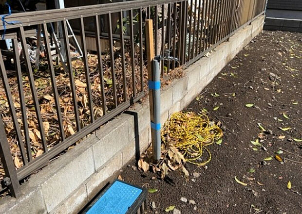 【その他設備】敷地内には、散水栓や立水栓があります。水道水を直接利用できるため、水を運ぶ手間を省くことが出来ます。大量の水を必要とする洗車作業や清掃などに役立ちます。その他設備とあわせて、現地でご確認ください。