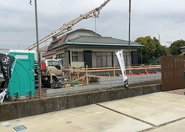 【外観_3】現地に行くなら、物件の周囲の地形がどうなっているかを見ることも大切です。周辺より低くなっている土地では、大雨などで水が集まりやすいため、地盤が弱くなっているということも考えられるため、注意が必要です。