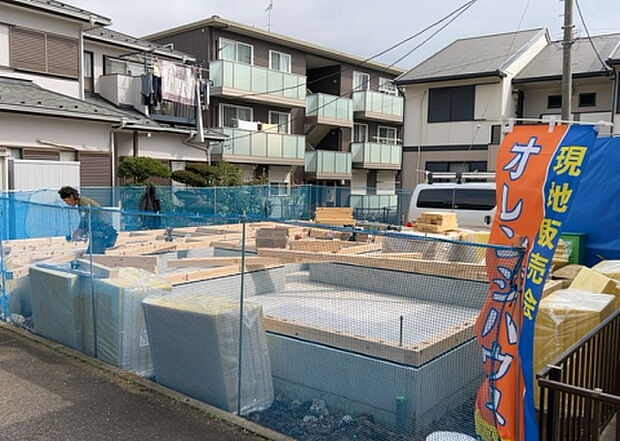 【外観_3】現地に行くなら、物件の周囲の地形がどうなっているかを見ることも大切です。周辺より低くなっている土地では、大雨などで水が集まりやすいため、地盤が弱くなっているということも考えられるため、注意が必要です。