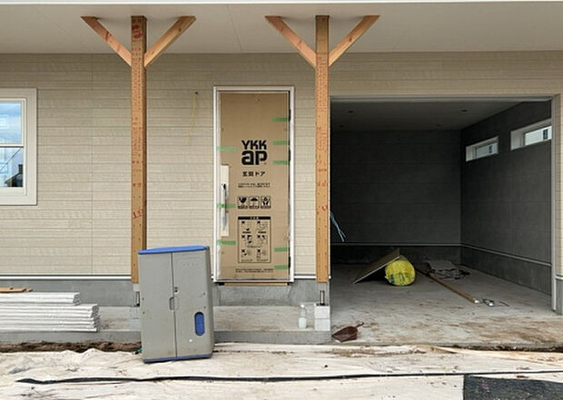 【玄関】玄関は家の顔でもあり、家族以外の目にも止まる場所です。玄関は外との間を仕切る扉、靴などをしまっておく収納スペース、靴脱ぎのたたきスペース、来客とのやり取りをするドアホンなど複数のアイテムからなります。