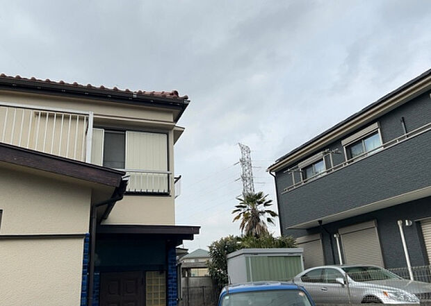 【外観_3】現地に行くなら、物件の周囲の地形がどうなっているかを見ることも大切です。周辺より低くなっている土地では、大雨などで水が集まりやすいため、地盤が弱くなっているということも考えられるため、注意が必要です。