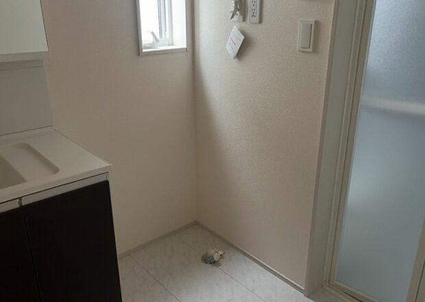 【ランドリースペース】ランドリースペースも気になります。洗濯機置場があり「洗う、干す、取り込む、アイロンがけ、たたむ」など、洗濯に関する家事をするための空間です。広さや収納など付帯設備も含めて、詳細は現地でご確認ください。