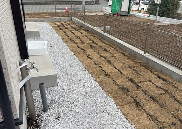 【庭】庭があることでガーデニングや家庭菜園はもちろん、こどもの遊び場やペットを放して遊ぶことができます。また、家の周囲に余裕があるということです。隣地との間があれば、十分な日当たりと、風通しが確保できます。