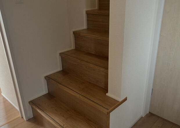 【内装】建物の上下階の通路である階段は、その位置によって動線や室内の印象が大きく左右されます。手摺にも重要な役割があり、転倒の防止・歩行や動作を円滑にして日常生活を支えることを主な目的として設置されています。